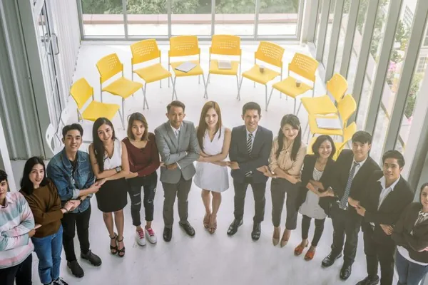 Hình ảnh mang tính biểu tượng cho cá cược có trách nhiệm, có thể là một người đang sử dụng công cụ quản lý giới hạn, hoặc biểu tượng cân bằng, thể hiện sự quan tâm đến sức khỏe người chơi